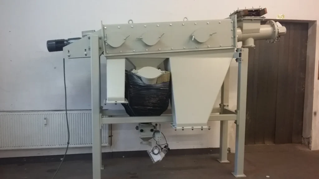 Geschlossene, hellgrau lackierte Siebtrommel-Baugruppe einer Kugelregenanlage mit Antrieb in der Werkstatt